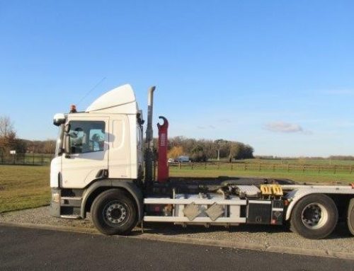 Nouveauté ! Disponible à la location – Porteur Scania R450 équipé bras Ampliroll